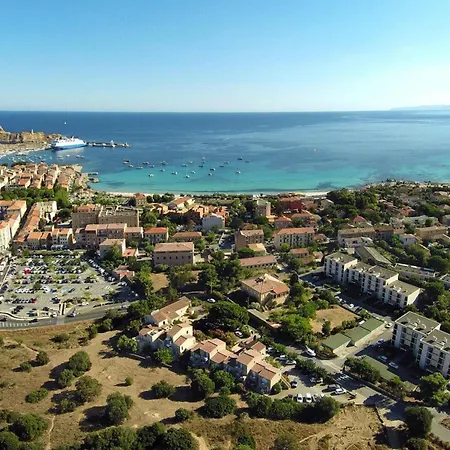 In Ile Rousse Near Sandy Beaches, Cleaning Included Lägenhet